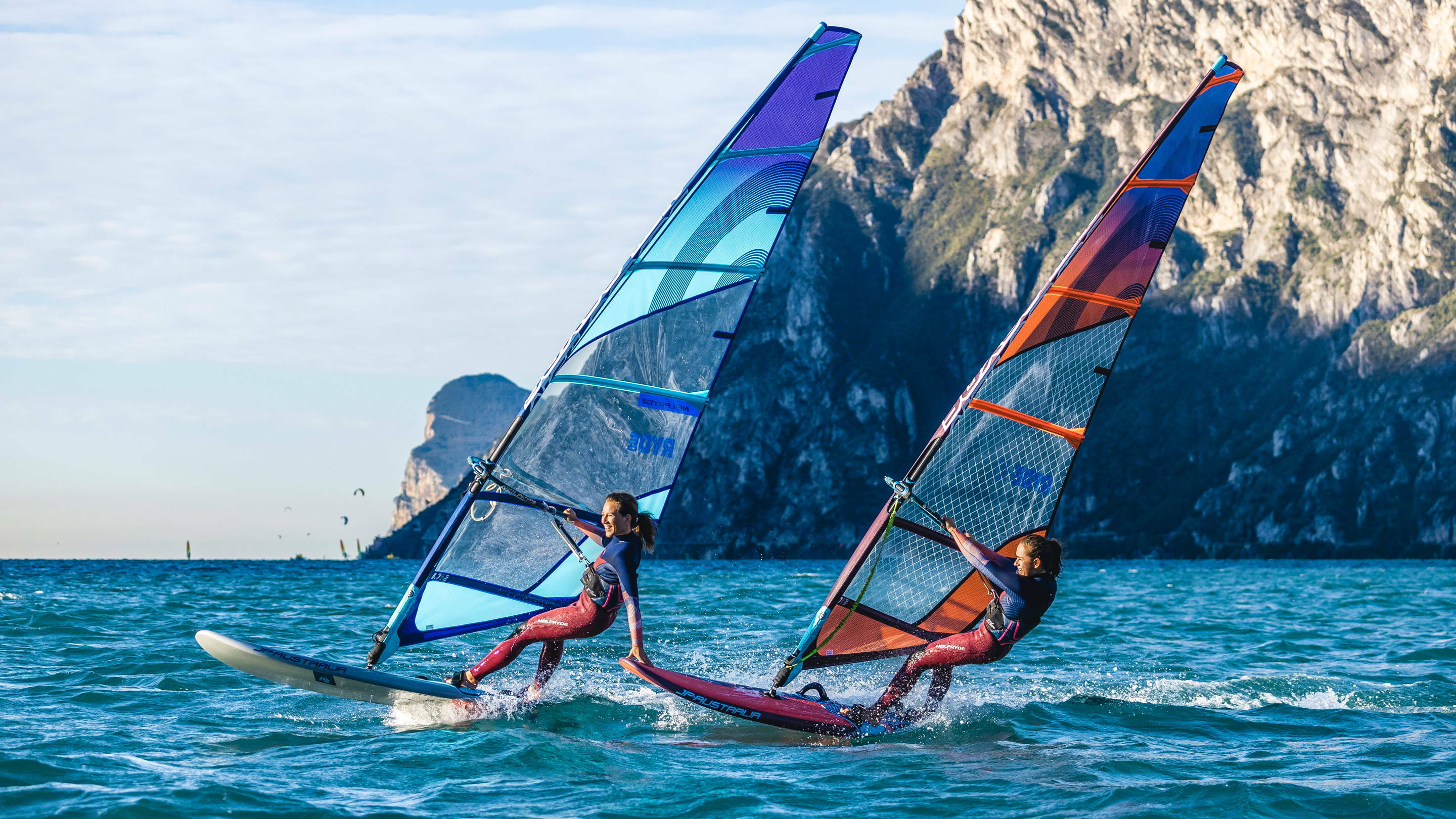 ryde_hd_a_ryde_neilpryde_plachta_2021_obrazek_z_gardy_windsurifng_karlin_zastoupeni